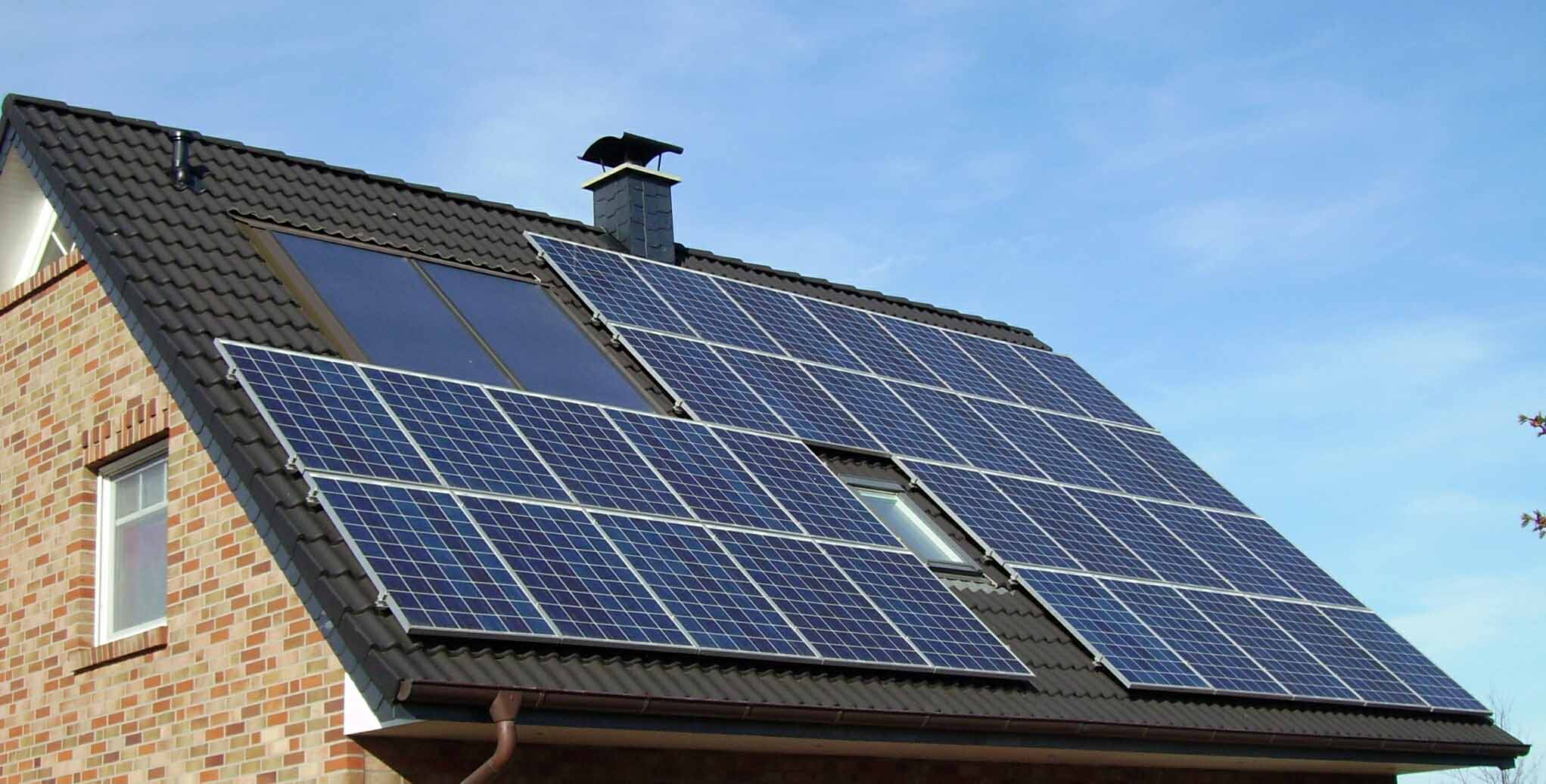 Solar_panels_on_a_roofwikimediacommons