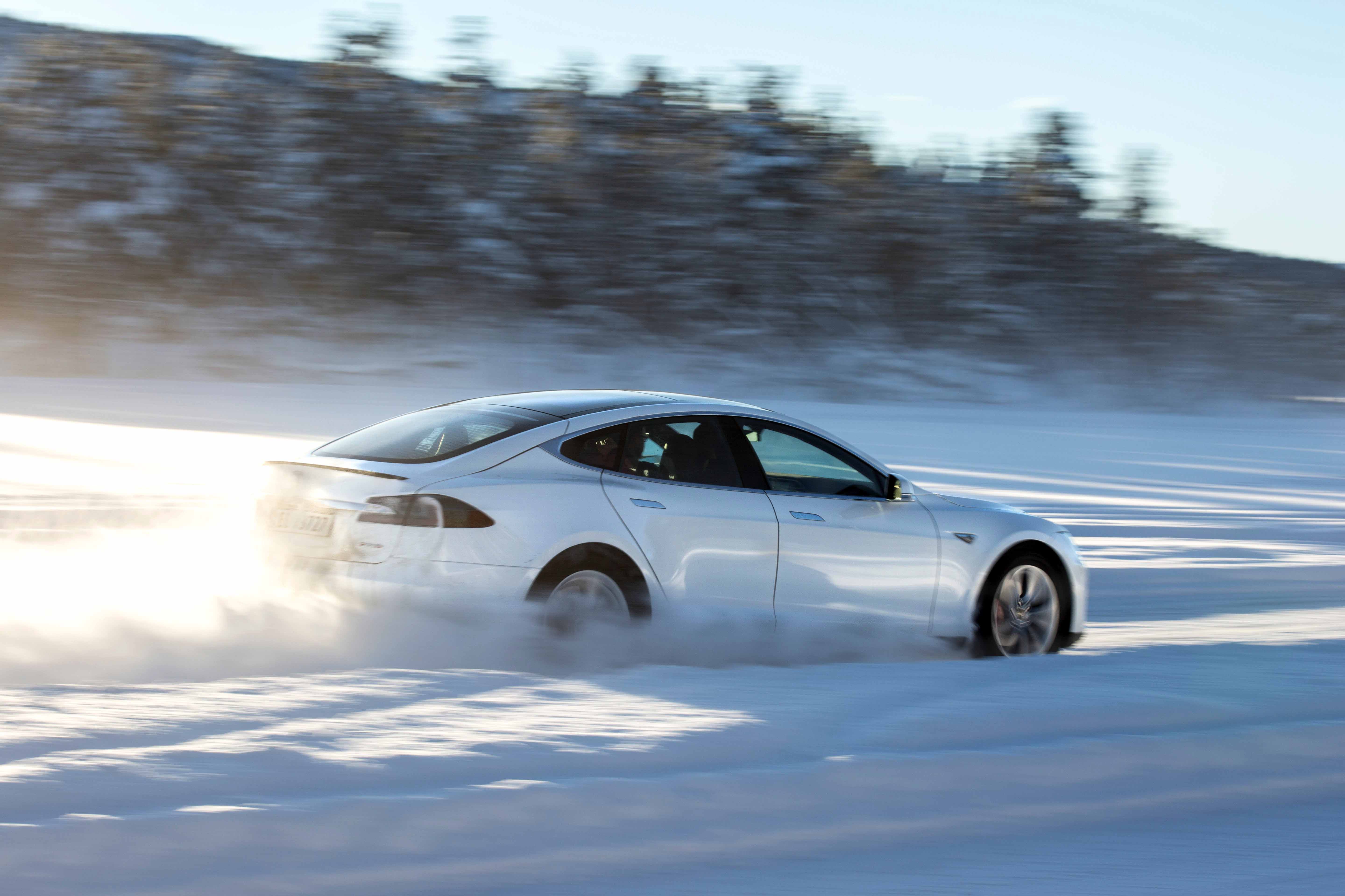 Tesla dans la neige