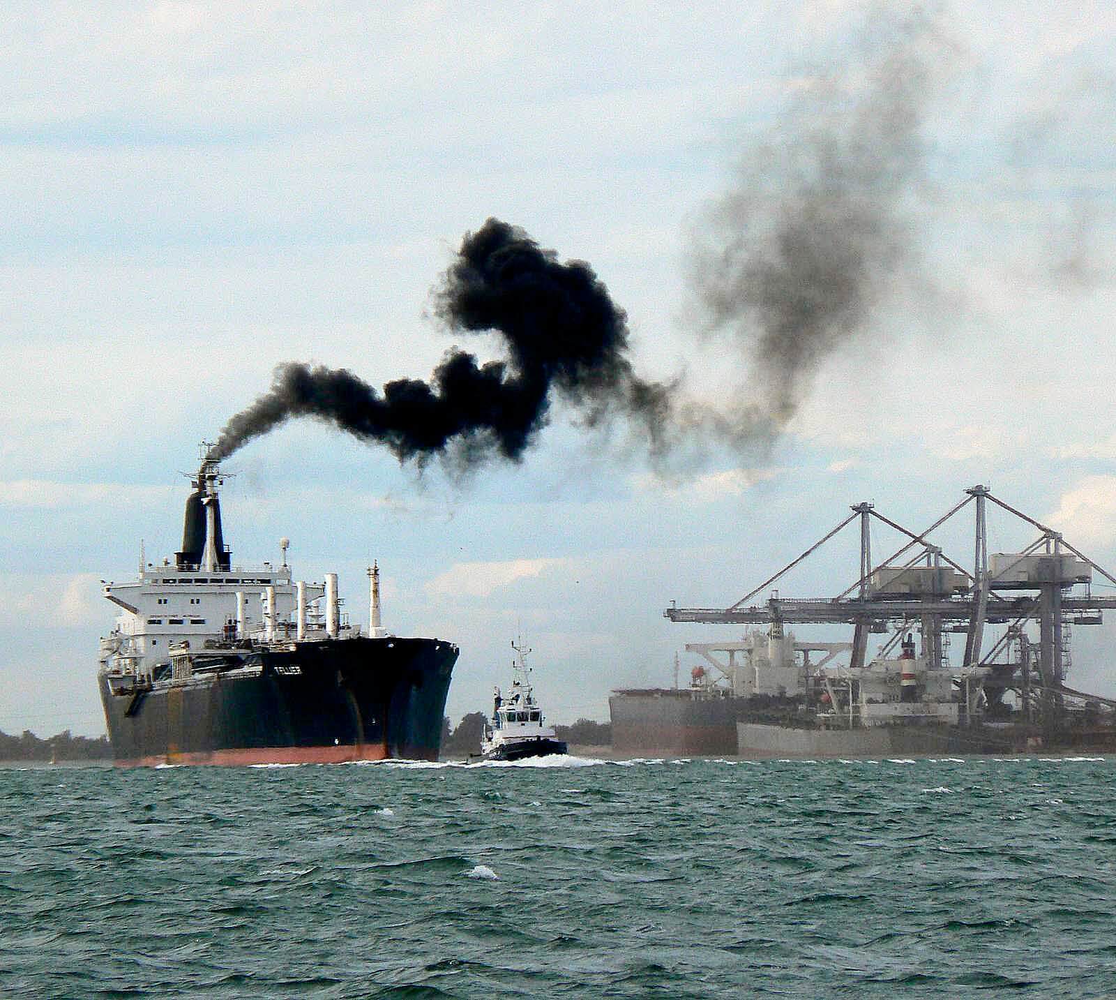 Navire cheminée Wikimedia Commons