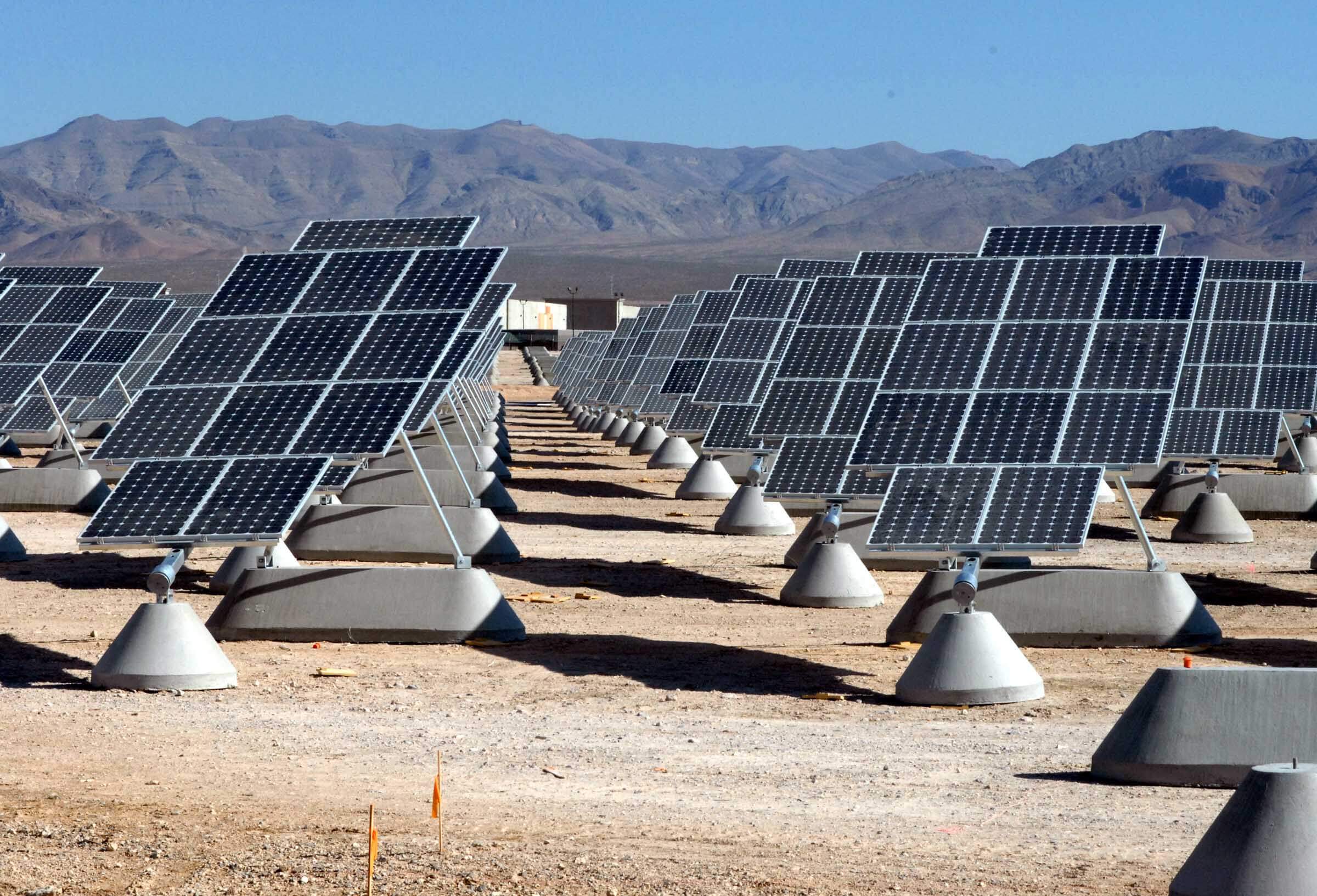 Panneaux solaires en Californie à la base aérienne Nellis