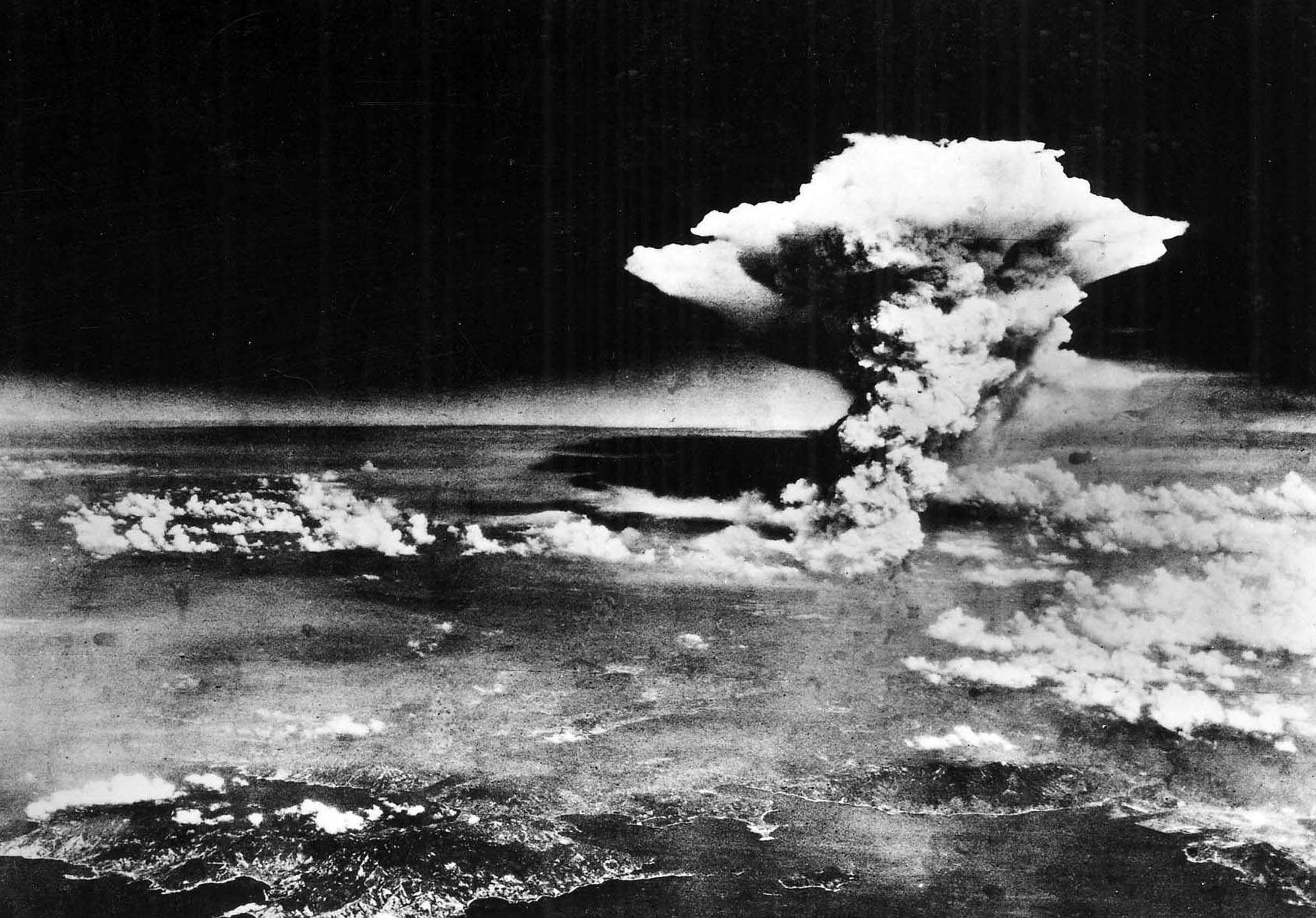 Nuage atomique au-dessus Hiroshima (from_Matsuyama) Wikimedia Commons