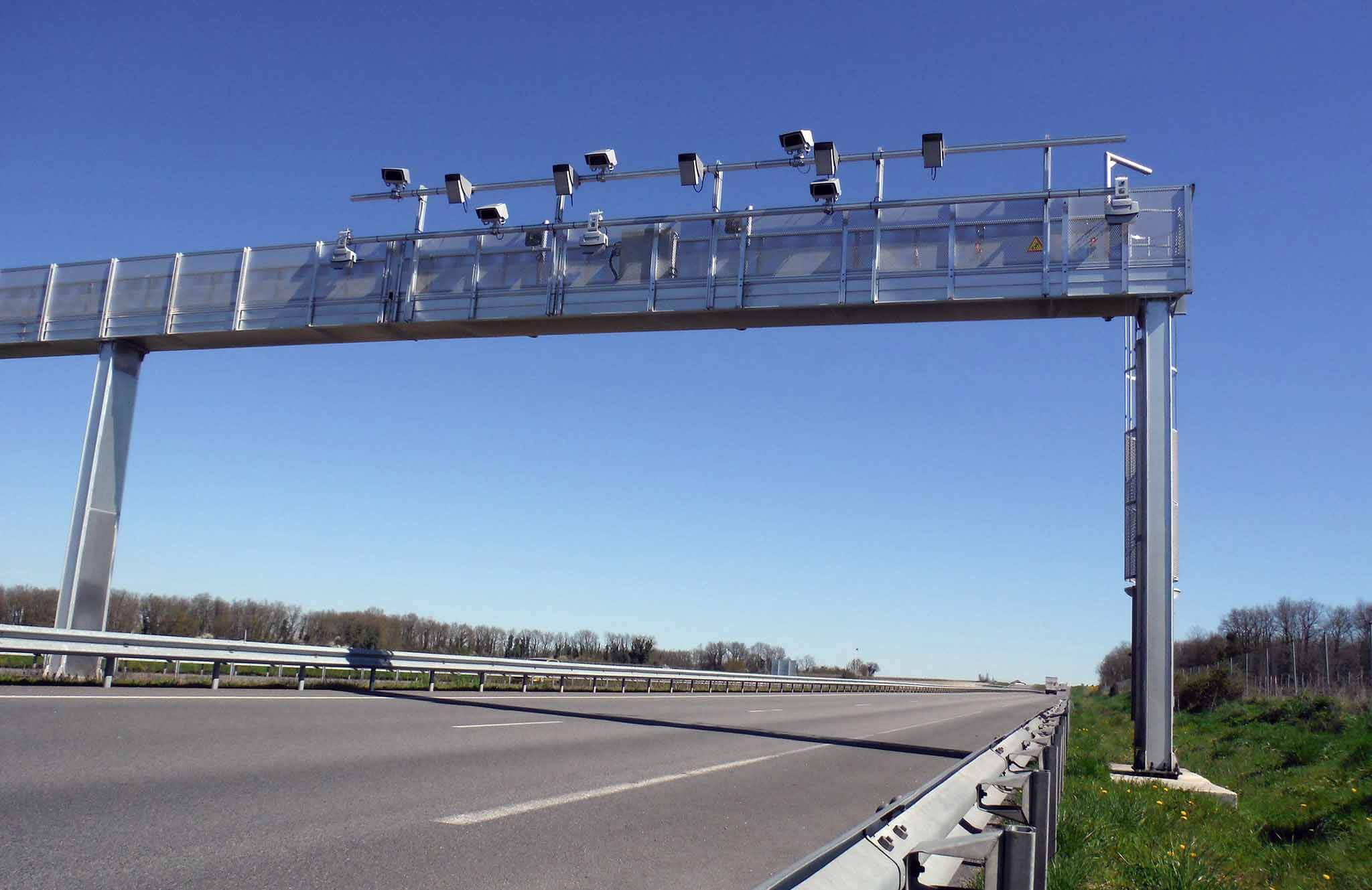 Un portique ecotaxe wikimediacommons